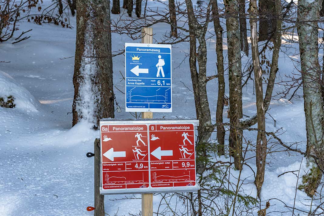 Ein Schild vom Premium-Winterwanderweg auf der Hemmersuppenalm