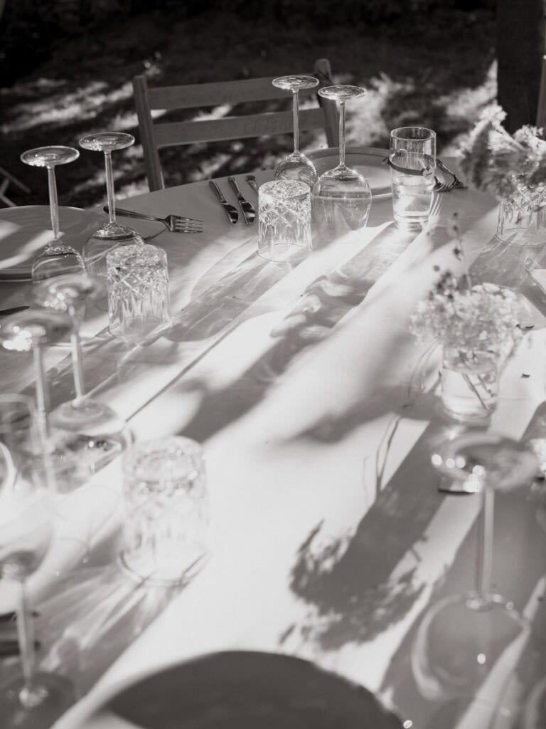 Dekoration bei Hochzeit im Sommerlicht