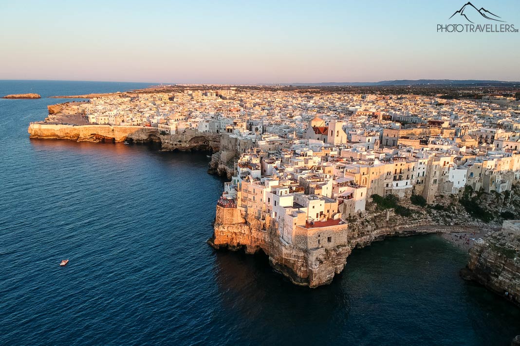 Der Blick aus der Luft auf Polignano a Mare