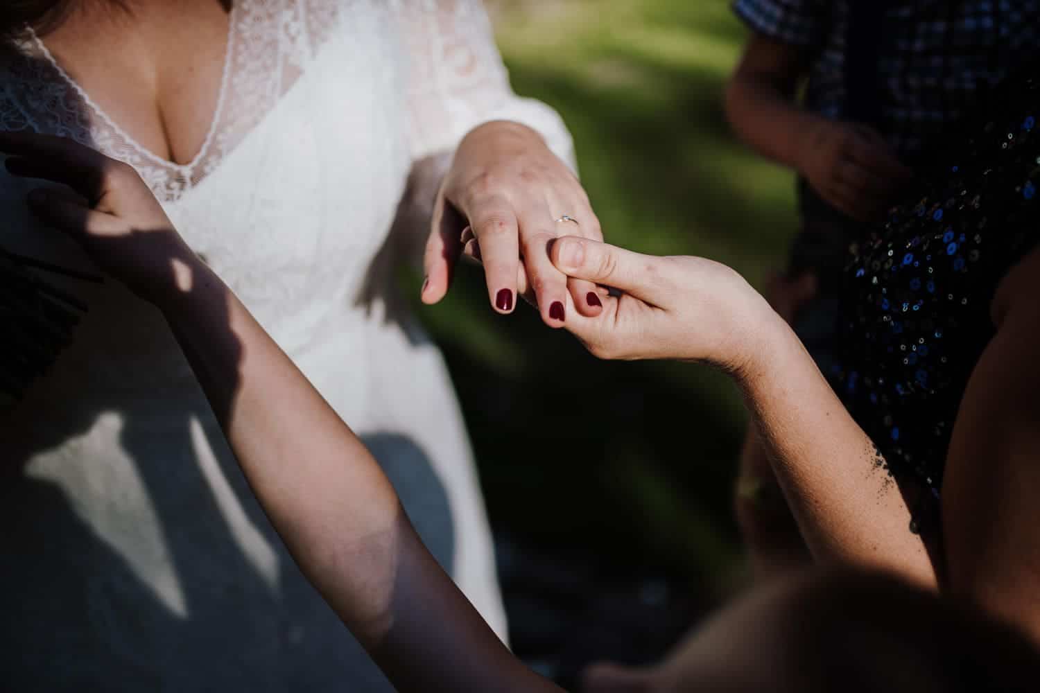 Frisch vermählt im Sonnenlicht – zarte Hände und ein Ring, festgehalten von Hochzeitsfotografin Köln.