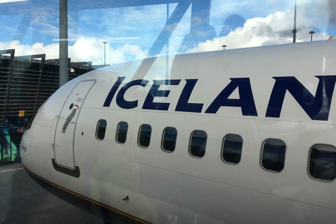 Ein Flugzeug von Icelandair auf dem Flughafen in Island