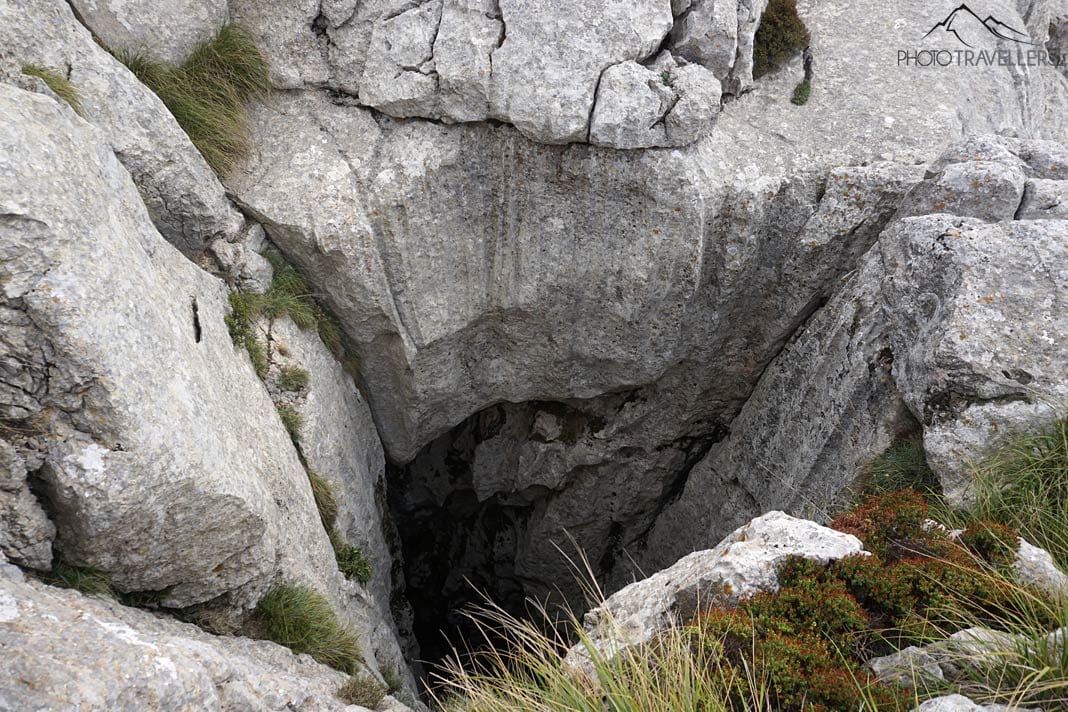 Das tiefes Loch im Felsen unterhalb des Massanella-Gipfels