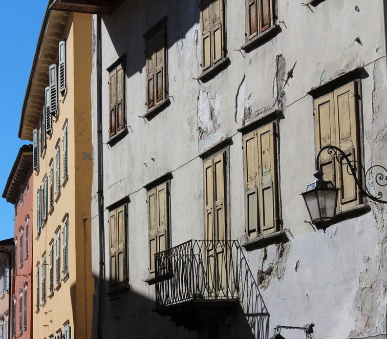 Putz an Fassade abgeplatzt