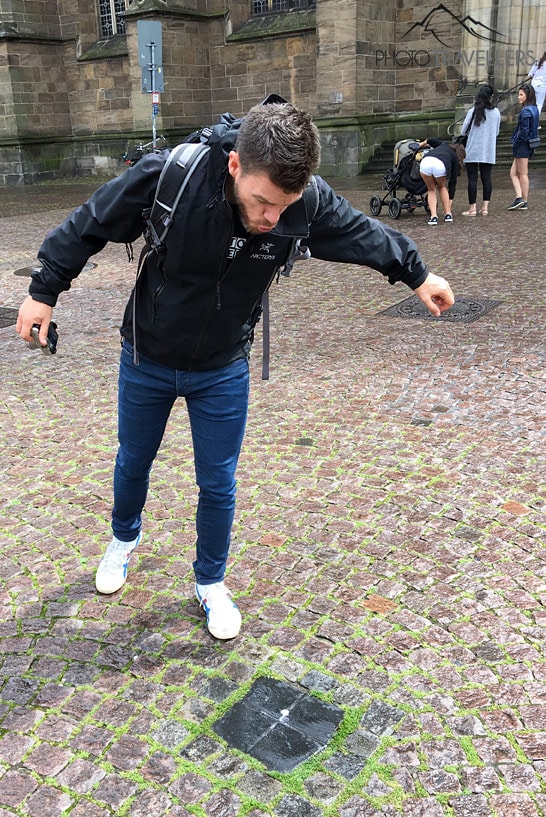 Reisejournalist Florian Westermann spuckt auf den Spuckstein in Bremen