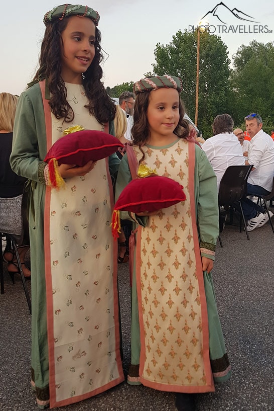 Zwei Mädchen in traditioneller Tracht auf dem Tortellini-Fest in Borghetto