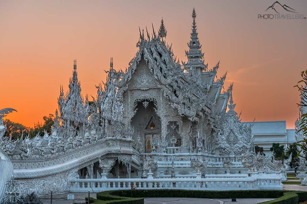Der Weiße Tempel Wat Rong Khun in Chiang Rai im Abendlicht