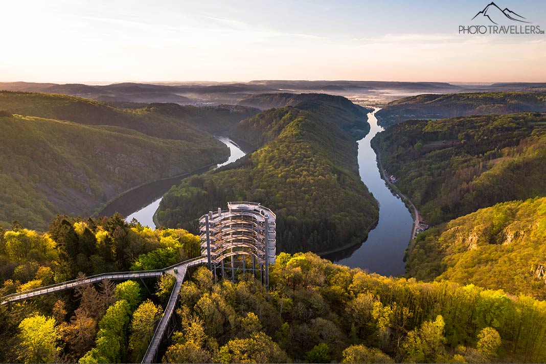 Der Blick aus der Luft auf die Saarschleife mit dem Baumwipfelpfad am Morgen