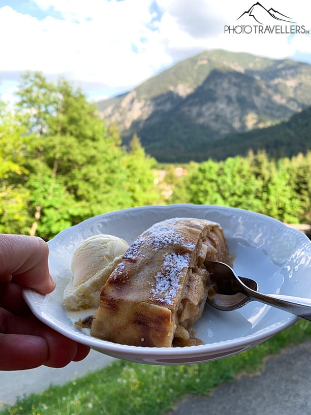 Ein Apfelsteudel im Berggasthof Gröbl-Alm