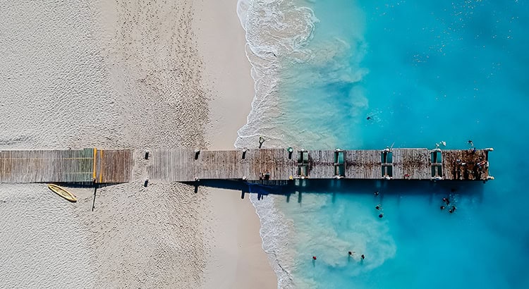 Steg in der Grace Bay, Turks and Caicos (F: Bigstock / jpbarcelos)