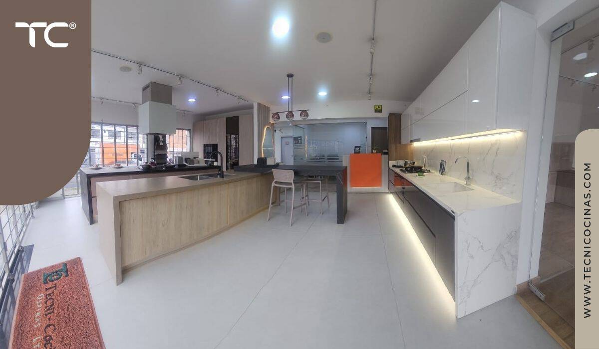 Showroom de Tecnicocinas con exhibición de cocinas integrales modernas, mostrando diferentes diseños, materiales y distribuciones.