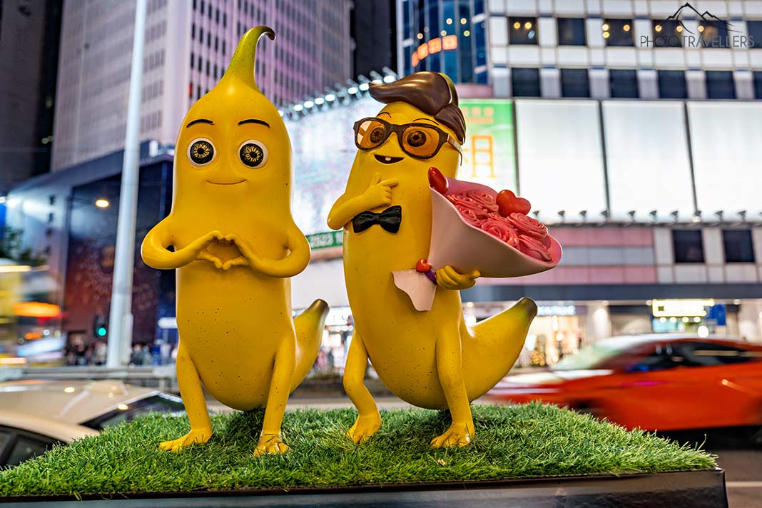 Zwei Bananen-Figuren an der Causeway Bay Crossing in Hongkong