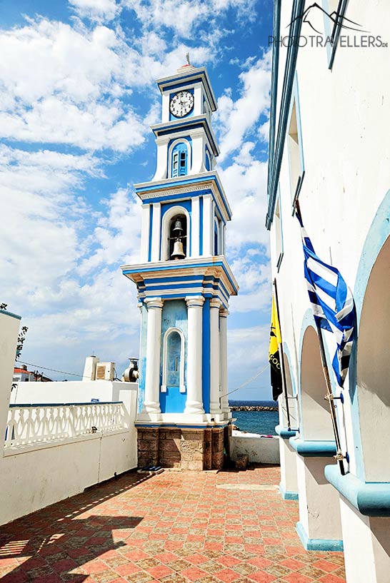 Der elegante Glockenturm der Kirche Agios Spyridonas erstrahlt im typischen Blau und Weiß