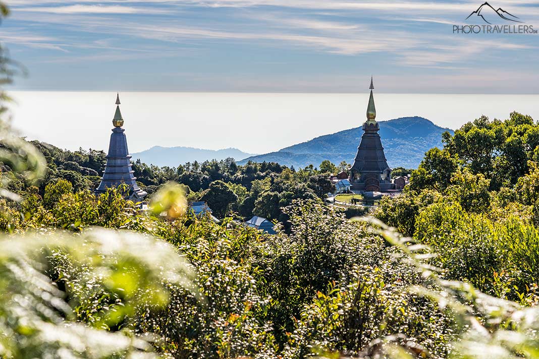 Der Blick auf die Royal Pagodas of Mount Inthanon Summit auf dem Doi Inthanon