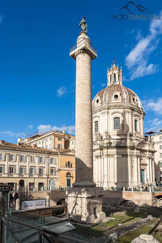 Die Trajanssäule mit der Chiesa del Santissimo Nome di Maria al Foro Traiano in Rom