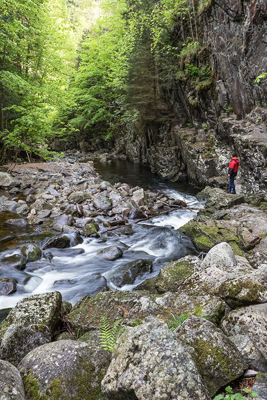 Reiseblogger Florian Westermann in der Steinklamm im Bayerischen Wald