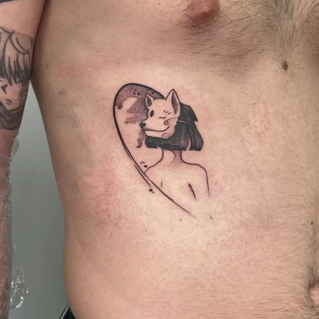Tattoo eines Mädchens mit einer Kitsune-Maske