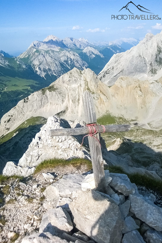 Das kleine Gipfelkreuz auf dem Hinteren Tajakopf