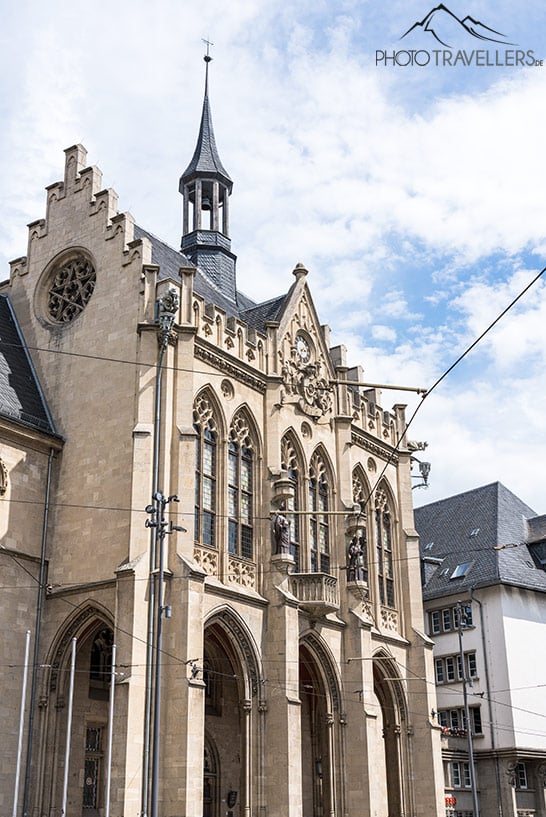 Der Blick auf das schöne Rathaus in Erfurt