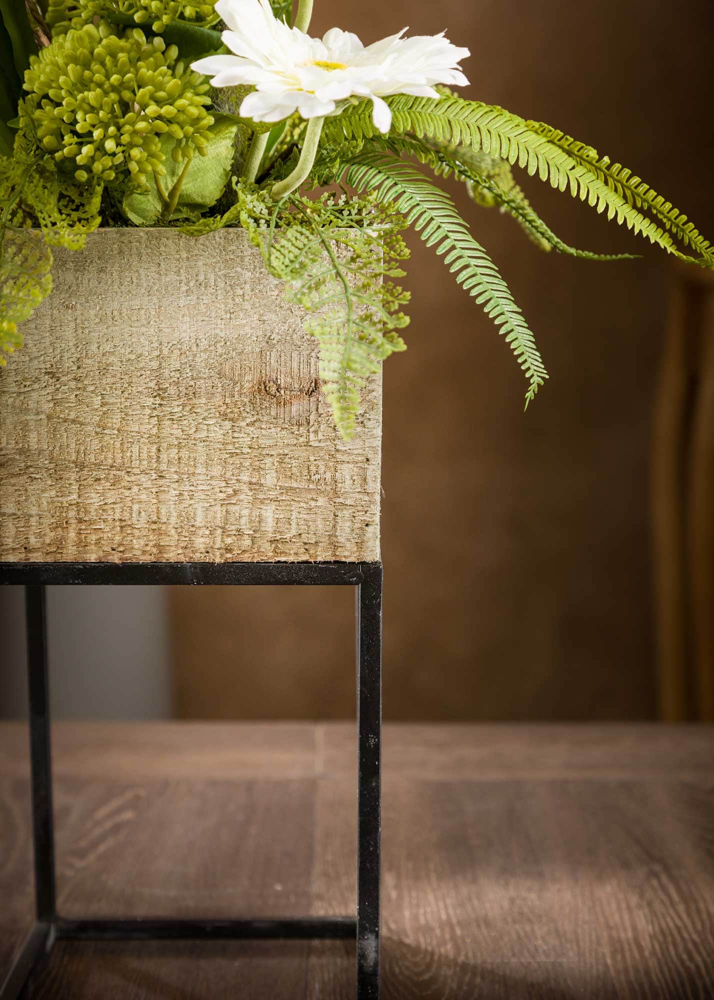 vaso-legno-struttura-metallo-composizione-fiori-artificiali