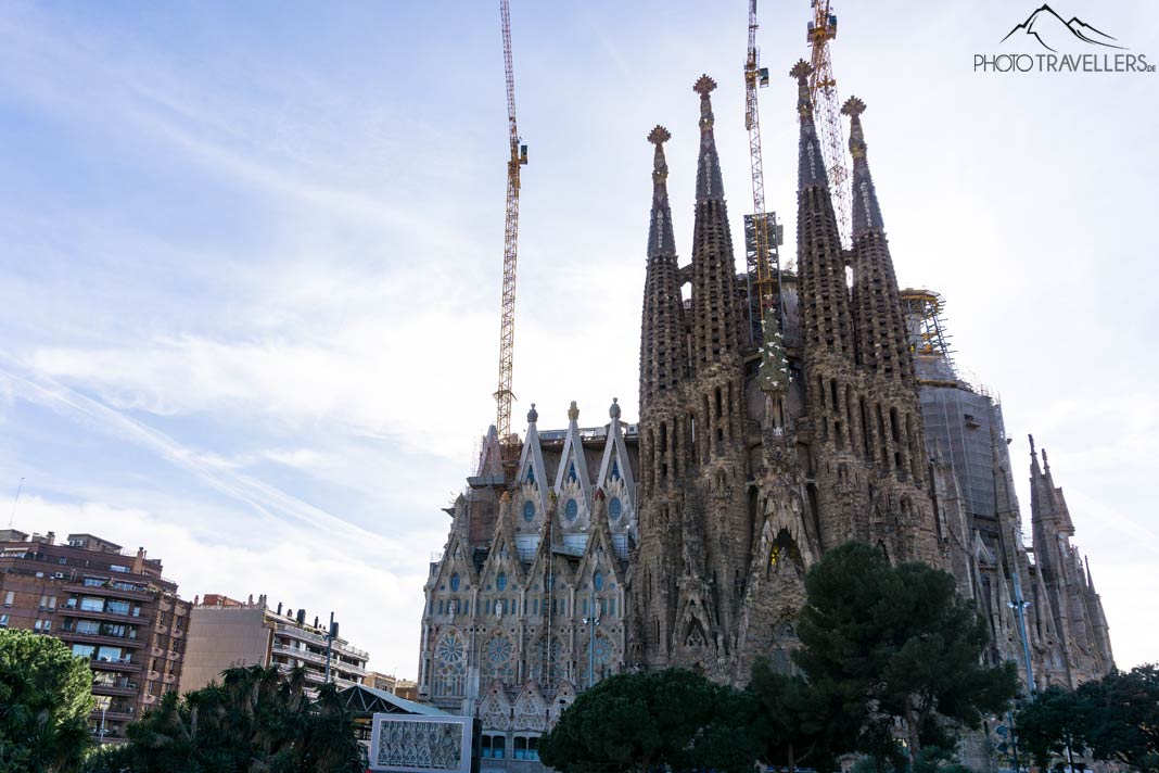 Der Blick auf die imposante Kirche La Sagrada Familia in Barcelona