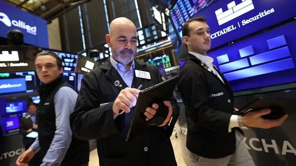 Dow Jones Stock Markets Tumble Amid Rising Oil Prices and Conflict - Thumbnail