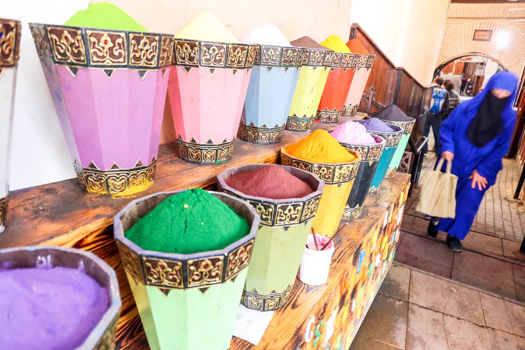Ein Gewürzmarkt in Marrakesch in Marokko