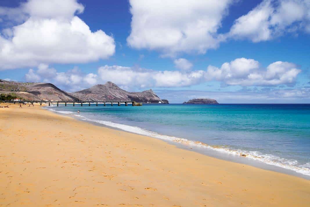 Der lange gelbe Sandstrand auf der Insel Porto Santo