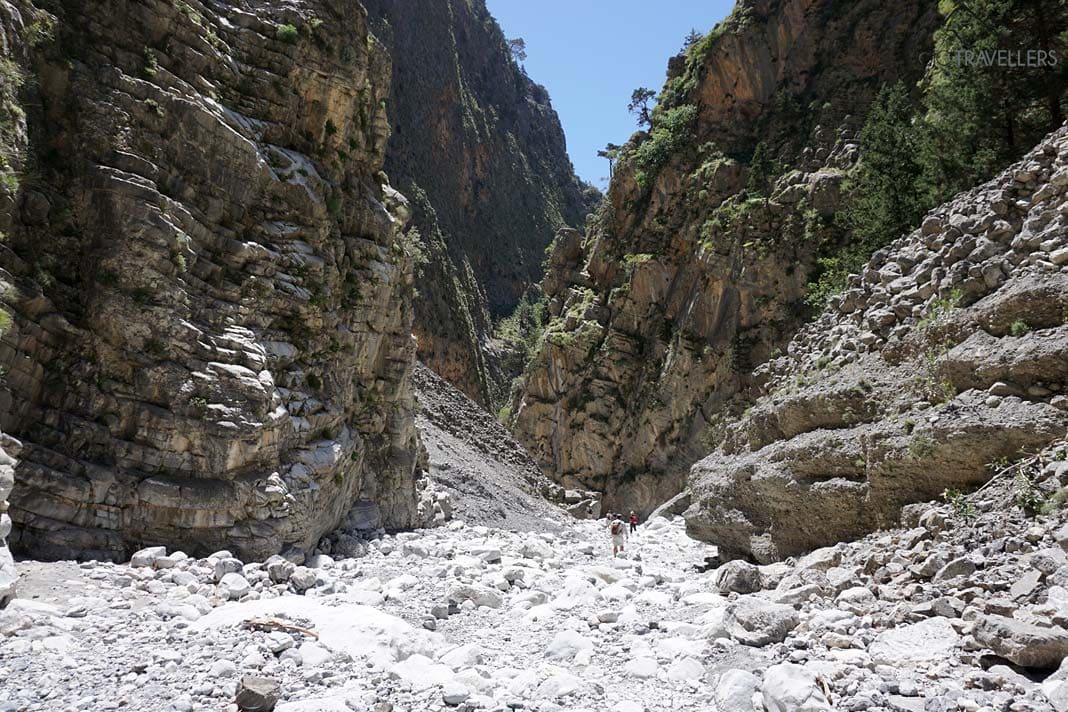 Wanderer an einer Engstelle in der Samaria-Schlucht