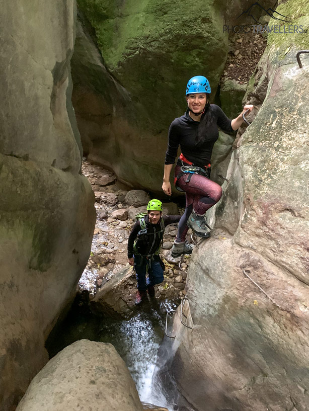 Die Reisejournalisten Biggi Bauer und Florian Westermann im Rio Sallagoni Klettersteig
