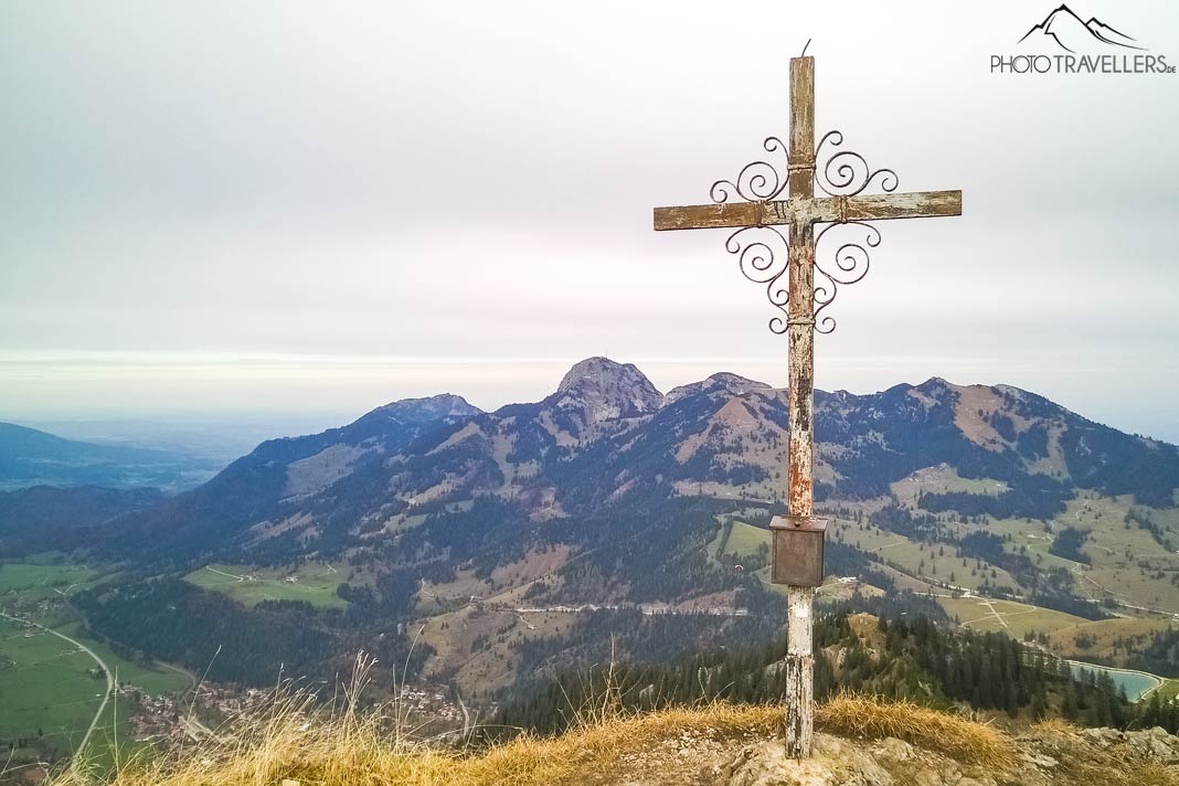 Das Gipfelkreuz des Kleinen Traithen, dahinter der Wendelstein