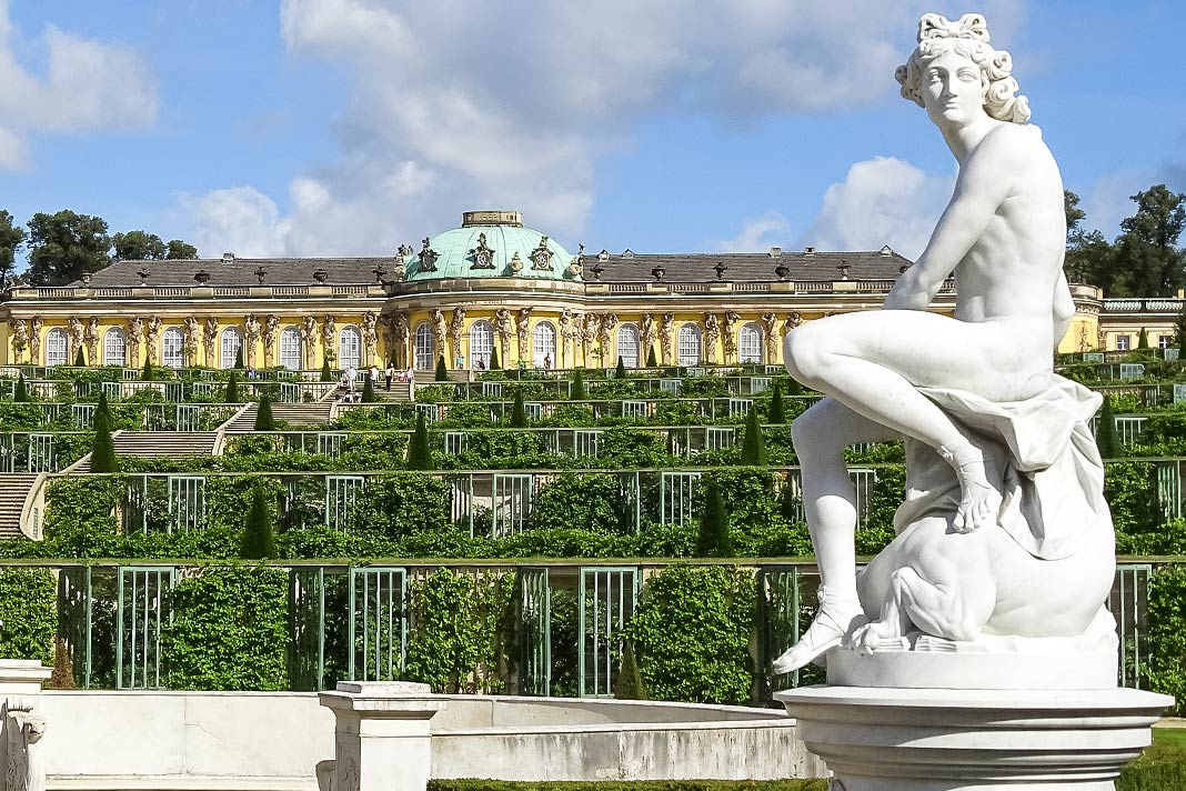 Eine Statue vor dem bekannten Schloss Sanssouci