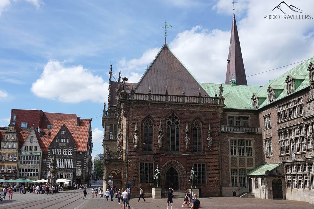 Das Bremer Rathaus, dahinter der Turm der Kirche Unser Lieben Frauen