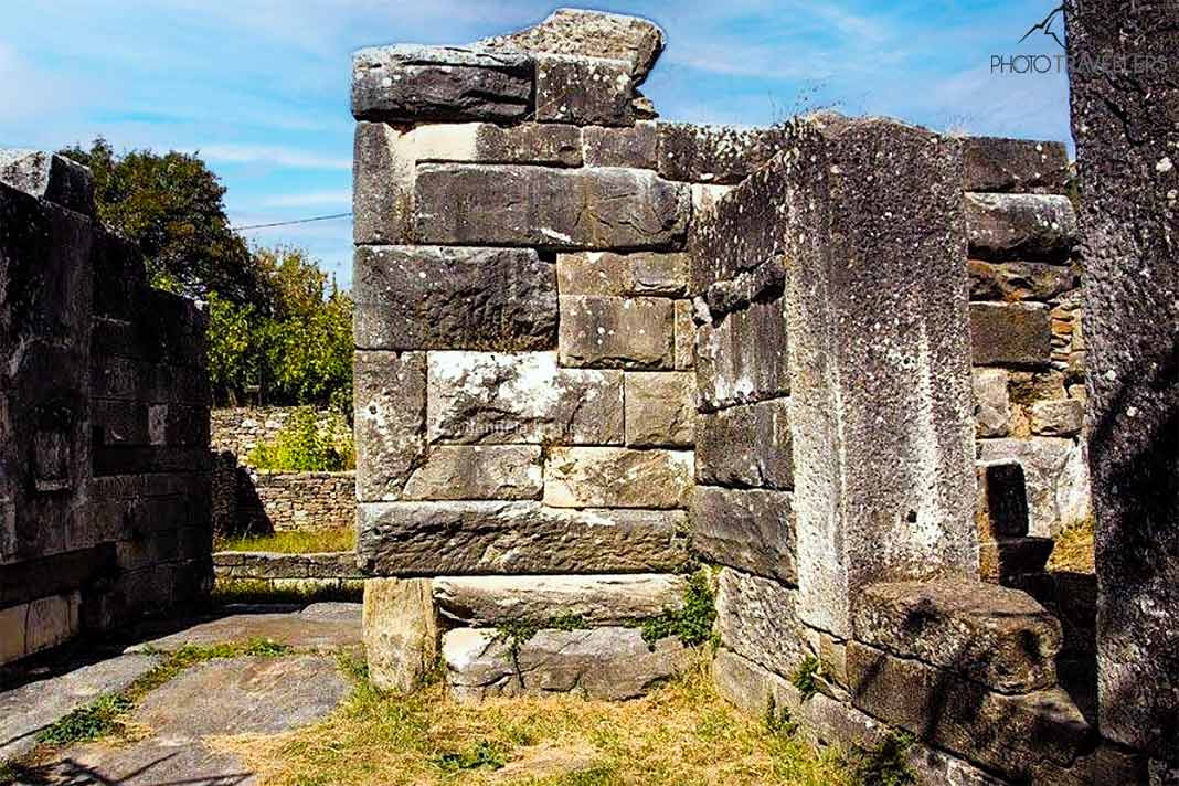 Die restlichen Steinquader des antiken Silenus Towers reichen bis auf eine Höhe von drei Meter