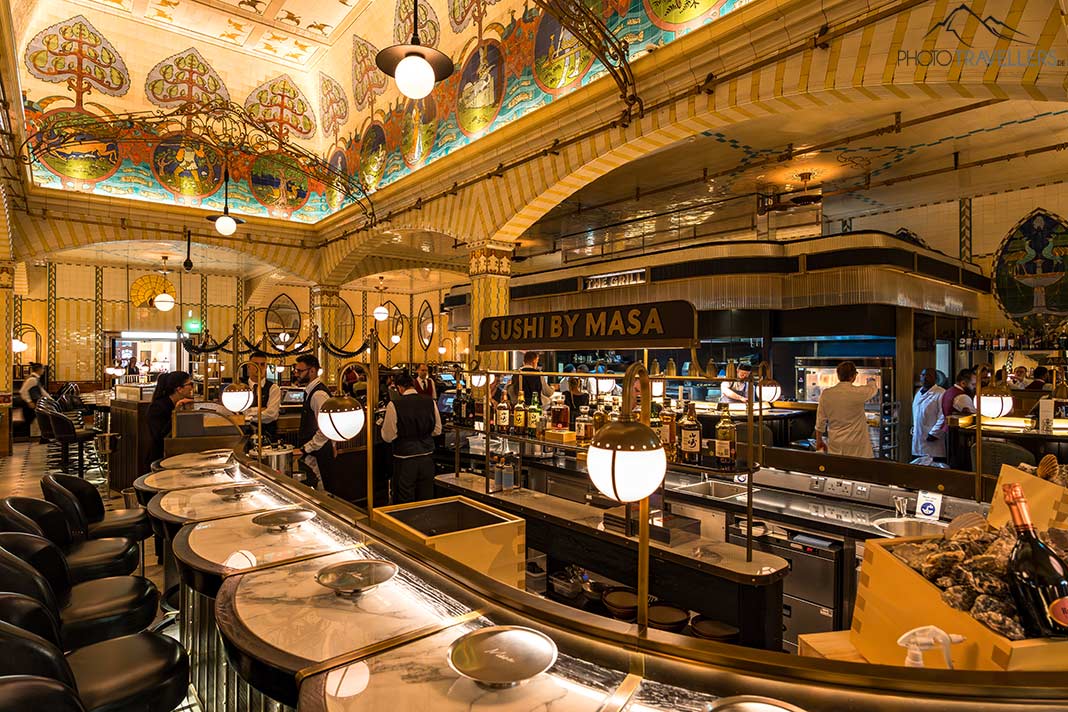 Eine Bar im Harrods, London