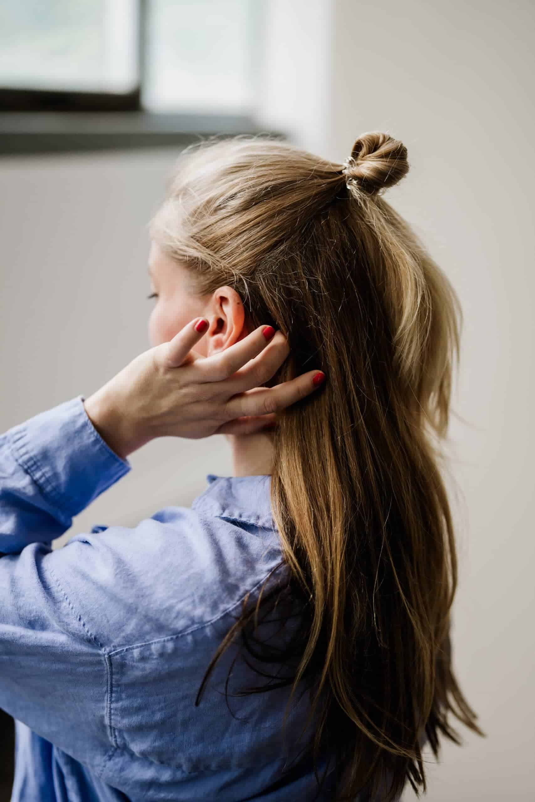 Foto als Link zu der Seite Über Mich Hochzeitsfotografin Vera streicht sich Haare nach hinten beim Shooting in Köln