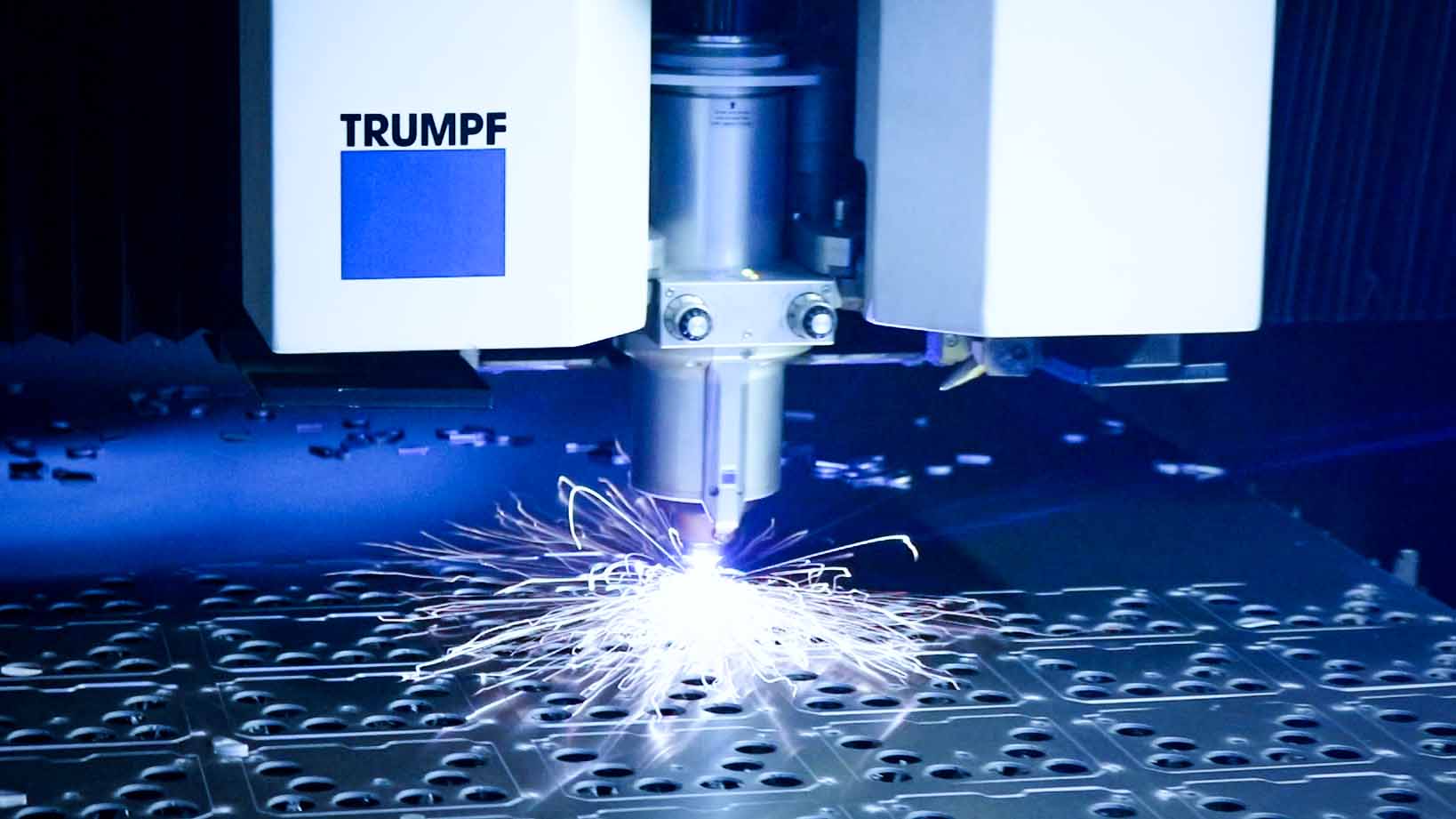 Produktion bei MEILLER: Wir geben einen Einblick in unsere Fertigung. Hier im Bild zu sehen: Die Laserschneidanlage