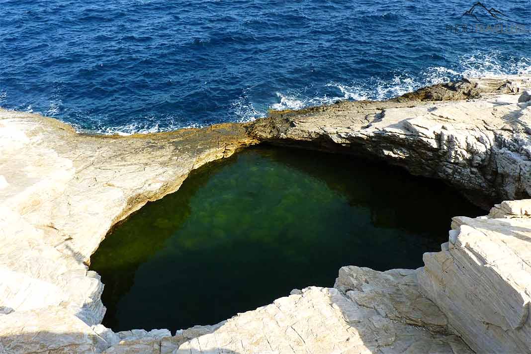 Das Wasser der Felslagune von Giola auf Thassos schimmert in grünen Farbtönen