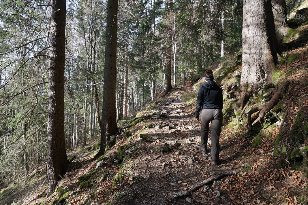 Reisebloggerin Biggi Bauer auf dem Winterweg in Richtung Wallberg