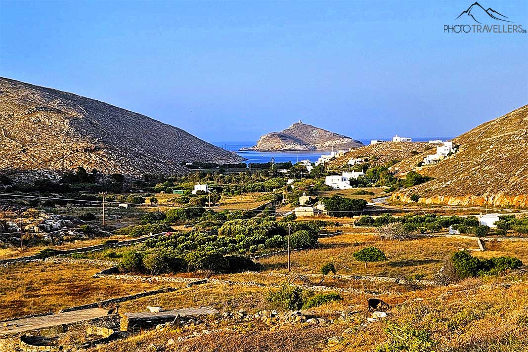 Die Landschaft rund um die Bay von Panormos ist geprägt von begrünten Hügelketten und fruchtbaren Tälern
