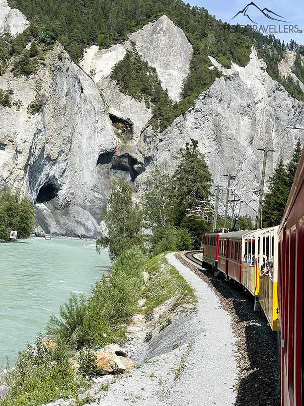 Blick aus dem Zug in der Rheinschlucht