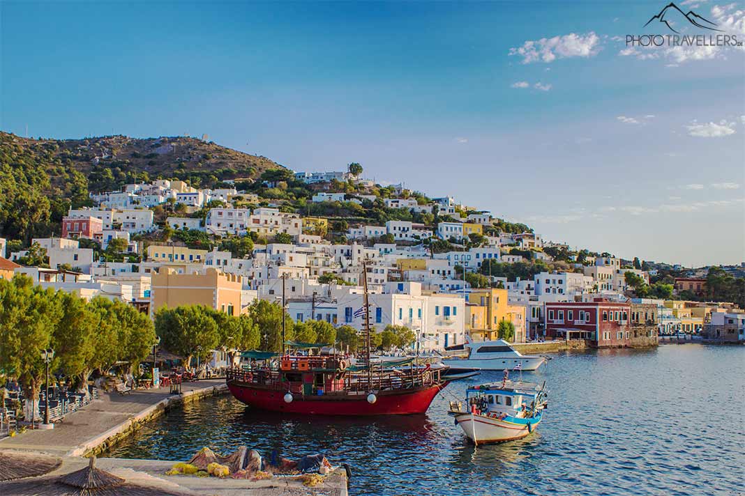 Ausflugsboote ankern im Hafen von Agia Marina auf Leros