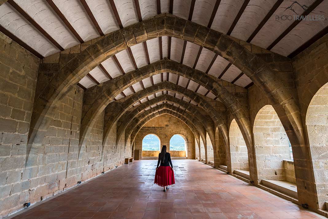 Reisebloggerin Biggi Bauer im roten Kleid in einem großen Saal des Castillo de Valderrobres