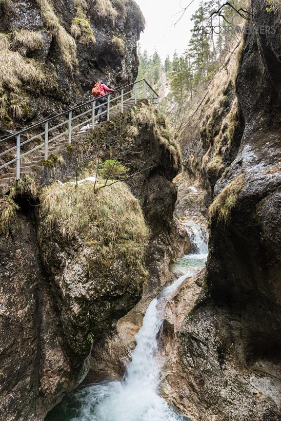 Reisebloggerin Biggi Bauer auf einer Treppe in der Almbachklamm