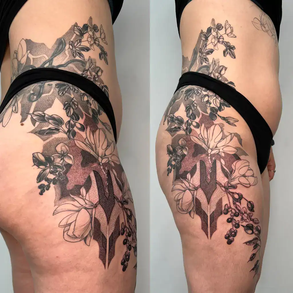 Großes Dotwork Tattoo mit grafischen und floralen Elementen an der Hüfte
