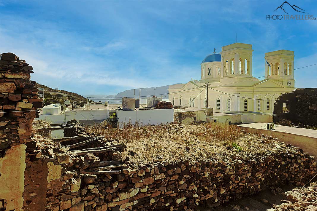 Die weiße Kirche Agios Spiridon ragt mit ihrer blauen Kuppel aus den Ruinen des Kastros auf Kimolos