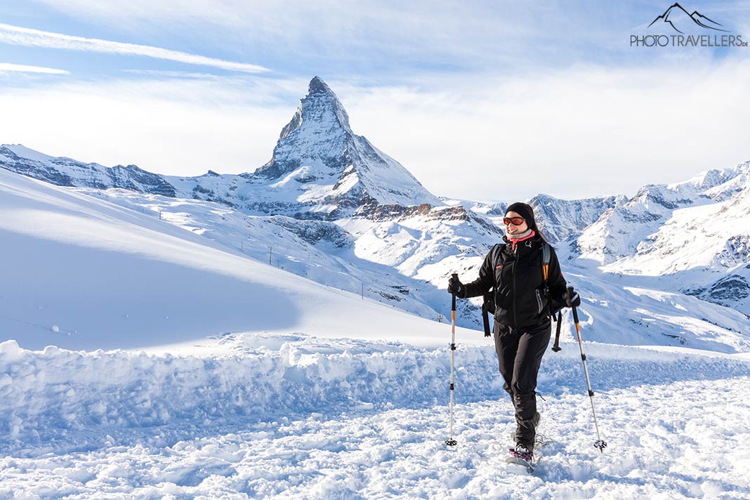 Reisebloggerin Biggi Bauer mit Schneeschuhen am Matterhorn in der Schweiz