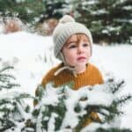 Durerea în gât la copii: Cauze și tratamente în sezonul rece baietel langa brad zapada Durerea in gat la copii gokid