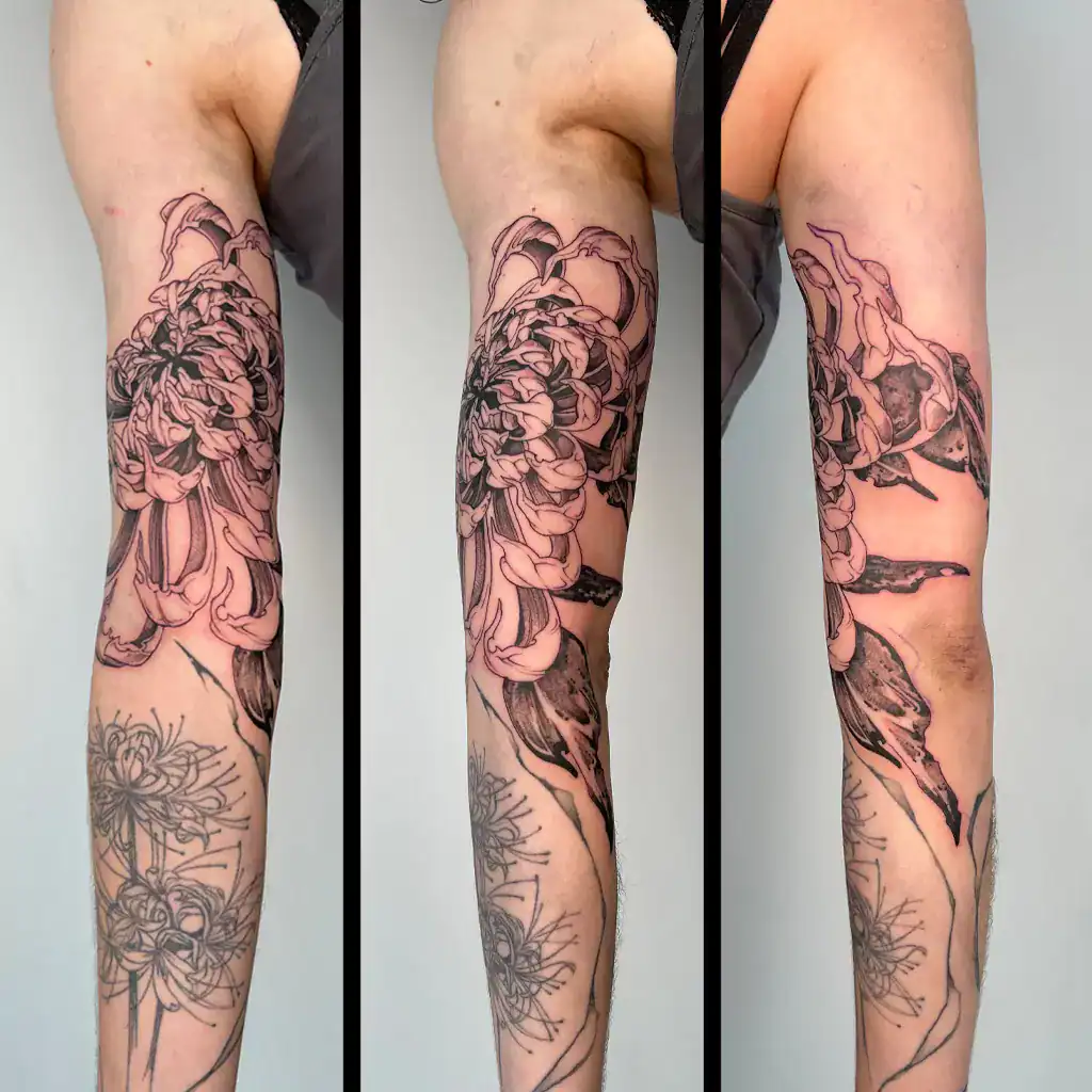 fineline tattoo große Chrysantheme auf dem Oberarm