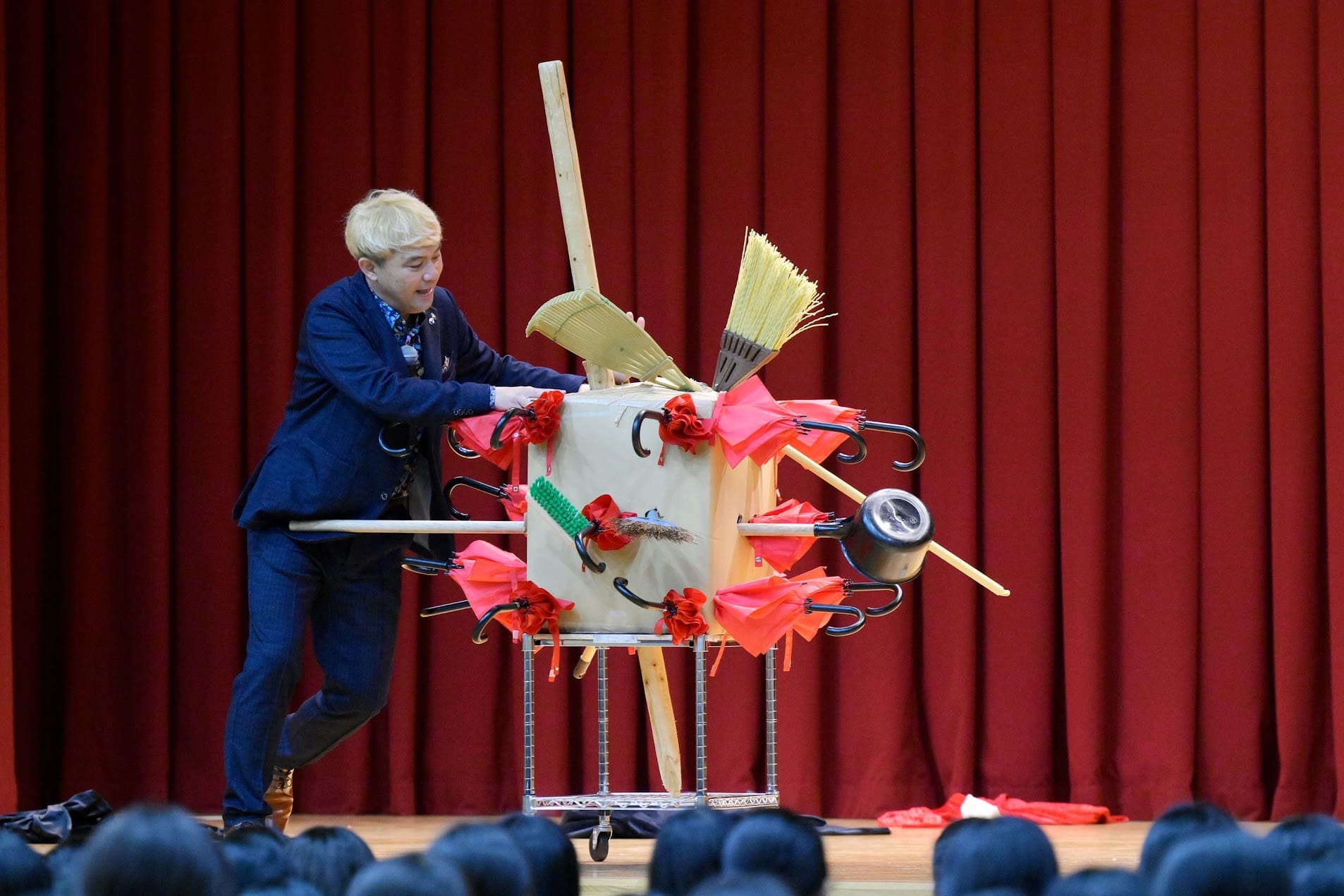 【PTA役員必見】学べるマジック企画が大人気!本当に楽しめる子供向けオススメPTAイベント・アイデアをご紹介!2024年・2025年版 5 マジックショーで会場を魅了!