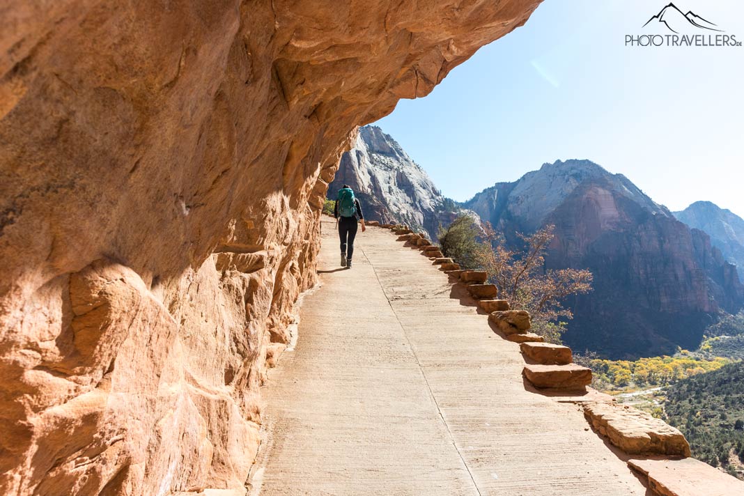 Reisebloggerin Biggi Bauer in einer Felswand auf dem gut ausgebauten West Rim Trail, der hinauf zu Angels Landing führt